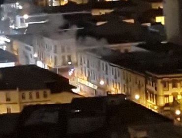 Bomberos trabajan para controlar incendio que afecta a local comercial en el plan de Valparaíso