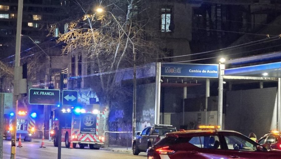 Dos adultos mayores fueron rescatados tras derrumbe de muro con peligro de caída de cornisa en Valparaíso