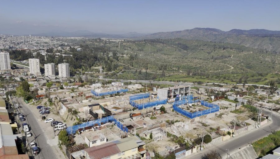 Inicia la reconstrucción de 52 viviendas y entregan llaves de primer cuatripareo en sector El Olivar de Viña del Mar