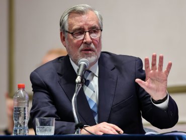 Alejandro Guillier desiste del Senado por Valparaíso en pro de la lista única oficialista: "Hay que ayudar a simplificar las cosas"