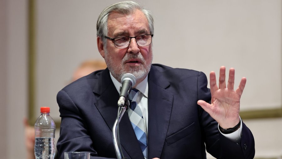Alejandro Guillier desiste del Senado por Valparaíso en pro de la lista única oficialista: "Hay que ayudar a simplificar las cosas"