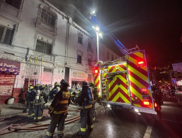 Fuego en bodega de una carnicería amenazó con propagar emergencia en el plan de Valparaíso: no hubo personas lesionadas