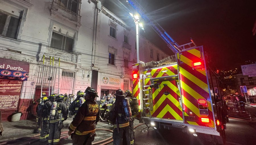 Fuego en bodega de una carnicería amenazó con propagar emergencia en el plan de Valparaíso: no hubo personas lesionadas