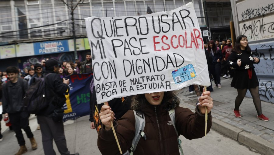 Estudiantes marcharon por calles del plan de Valparaíso tras polémica por uso de la TNE