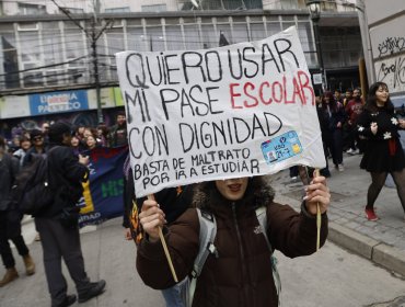 Estudiantes marcharon por calles del plan de Valparaíso tras polémica por uso de la TNE