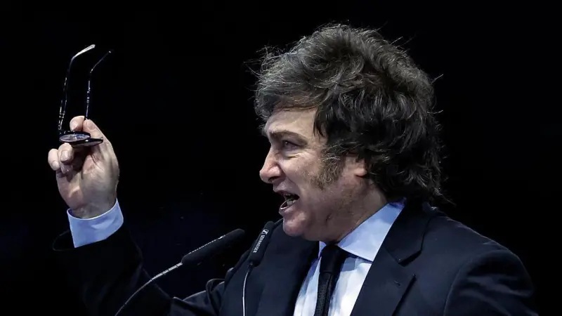Por qué Javier Milei decidió dejar de insultar a sus opositores y a sus críticos en Argentina