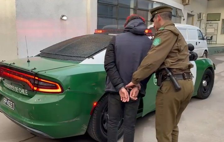 Dos menores de edad fueron detenidos tras ser sorprendidos golpeando a conductor para robarle su auto en el plan de Valparaíso