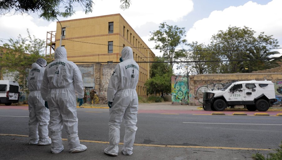 Encapuchados rociaron con bencina a profesor en nueva jornada de incidentes en el INBA en Santiago