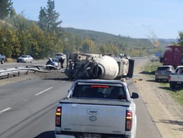 Volcamiento de camión betonero originó alta congestión en la ruta 68 hacia Valparaíso