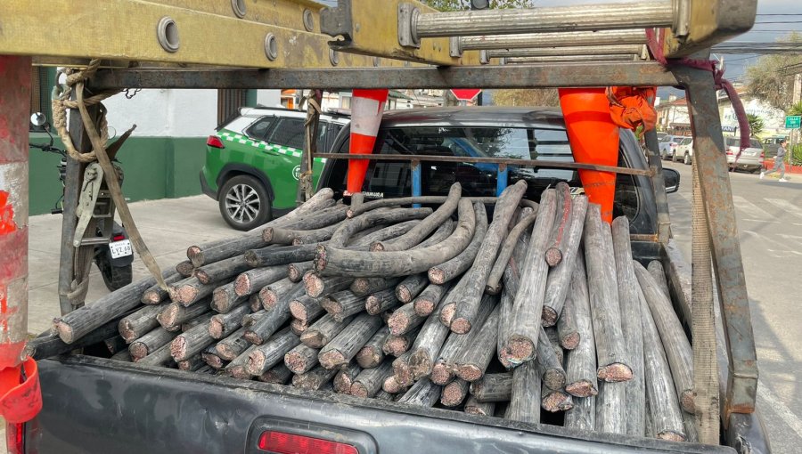 Ministro Cordero dice que bandas dedicadas al robo de cables en Chile "ocupan nuestros puertos para exportar al extranjero"