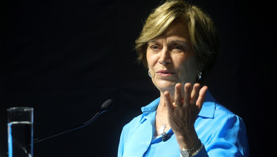 Matthei entrega apoyo a Desbordes para "recuperar el orden en las escuelas" tras ataque con bencina a docente del INBA