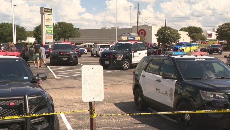 Tiroteo en estacionamiento de una tienda en Texas deja al menos tres muertos y múltiples heridos