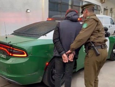 Dos menores de edad fueron detenidos tras ser sorprendidos golpeando a conductor para robarle su auto en el plan de Valparaíso
