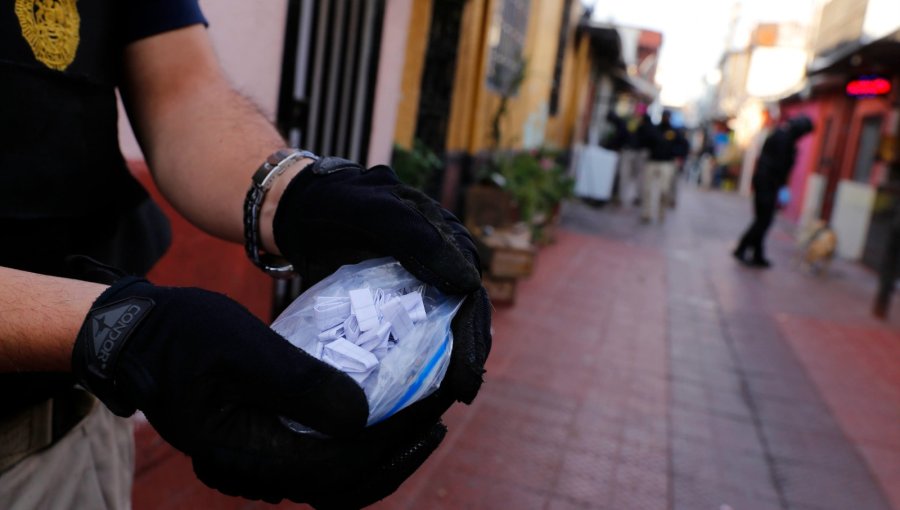Cae agrupación criminal dedicada al tráfico de drogas en el Barrio Puerto de Valparaíso: líder es investigado por al menos un homicidio