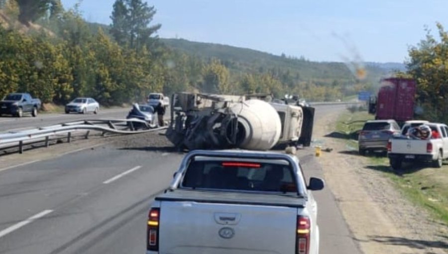 Volcamiento de camión betonero originó alta congestión en la ruta 68 hacia Valparaíso