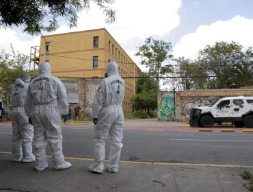 Encapuchados rociaron con bencina a profesor en nueva jornada de incidentes en el INBA en Santiago