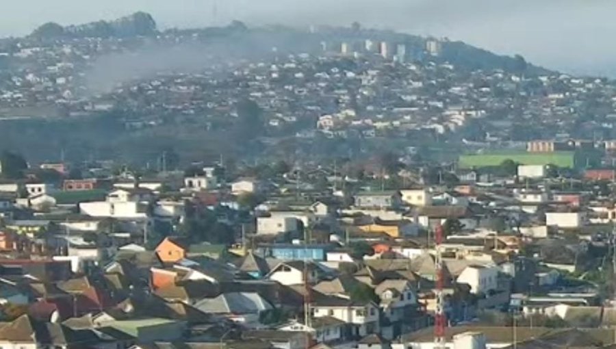Bomberos de San Antonio combate incendio que afecta a casa-habitación en Llolleo