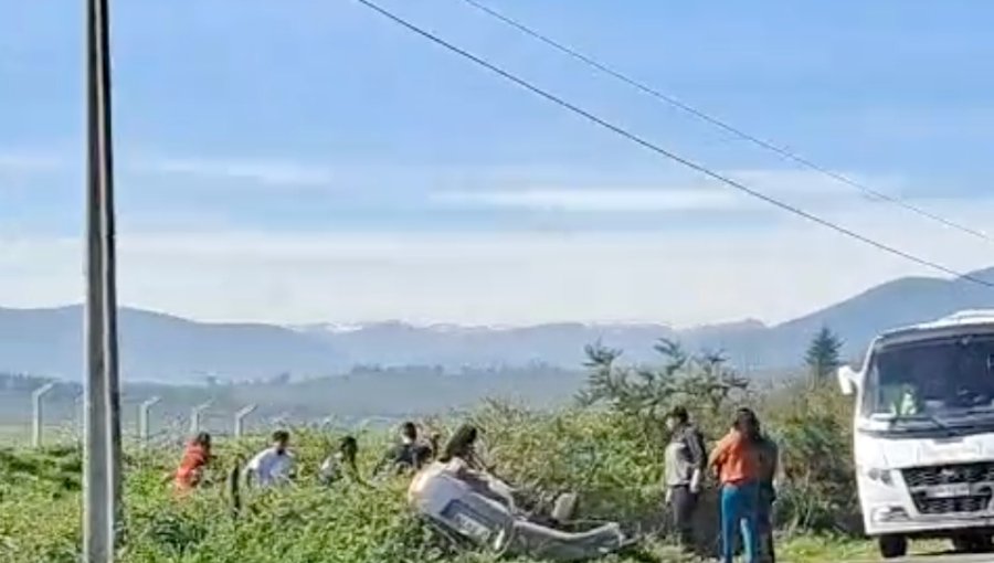 Accidente en Quintero: vehículo termina volcado en la ruta F-210 frente a recinto de la Armada