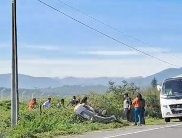 Accidente en Quintero: vehículo termina volcado en la ruta F-210 frente a recinto de la Armada