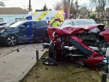 Dos lesionados dejó violenta colisión que involucró a dos automóviles en Villa Alemana