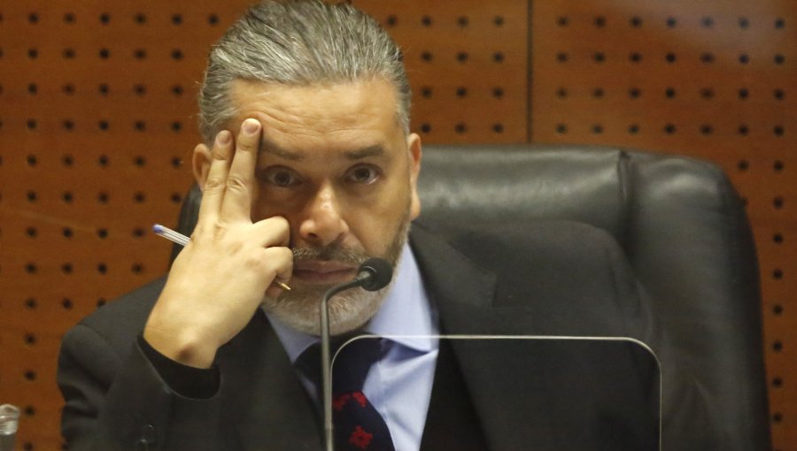 Juez Daniel Urrutia fue inhabilitado para revisar causas por violencia en liceos emblemáticos de Santiago