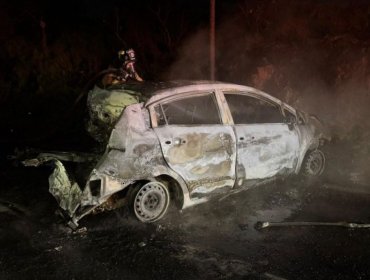 Vehículo se incendió tras aparente colisión con camión en la ruta 68 hacia Valparaíso