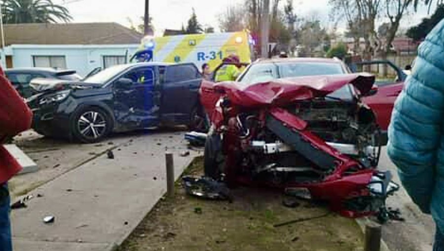 Dos lesionados dejó violenta colisión que involucró a dos automóviles en Villa Alemana