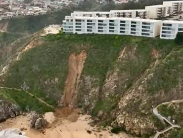 Gigantesco socavón en zona residencial de Algarrobo genera pánico en la comunidad