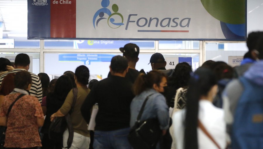 Más especialistas y acceso privado: las dos medidas que sugieren expertos para fortalecer Fonasa