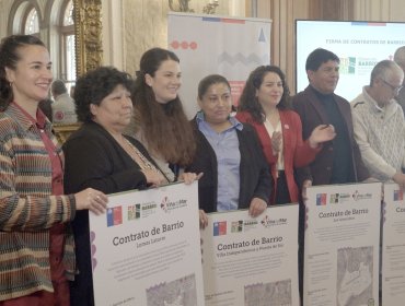 Comunidades firman contratos del programa «Quiero Mi Barrio» para ejecutar obras en sus respectivos sectores en Viña del Mar