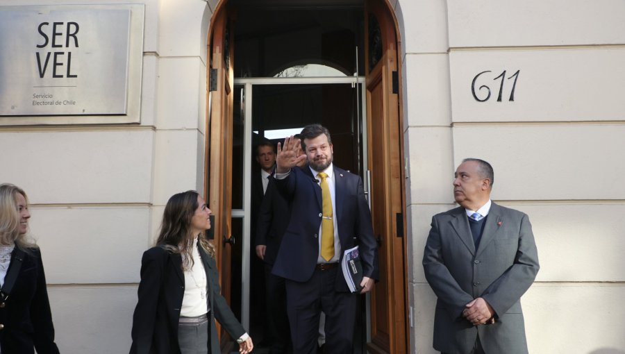 Johannes Kaiser inscribió en el Servel su candidatura presidencial por el Partido Nacional Libertario