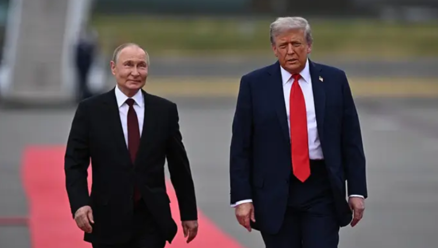 Donald Trump recibe a Vladimir Putin con un enérgico apretón de manos a su llegada a Alaska