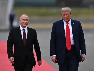 Donald Trump recibe a Vladimir Putin con un enérgico apretón de manos a su llegada a Alaska