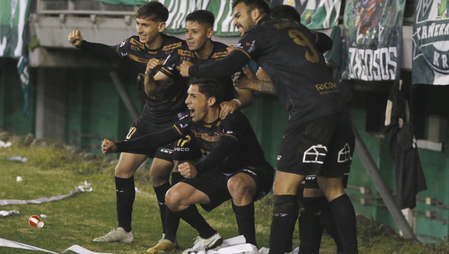 Santiago Wanderers se abraza en su aniversario y es solitario puntero