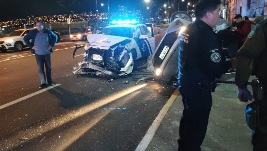 Cinco personas lesionadas deja colisión de alta energía en Valparaíso: uno de los vehículos involucrados pertenece a la Armada