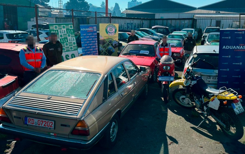 Aduanas y Carabineros incautan seis autos de colección de 1970, una motorhome y tres motos desde una empresa en Puerto Montt