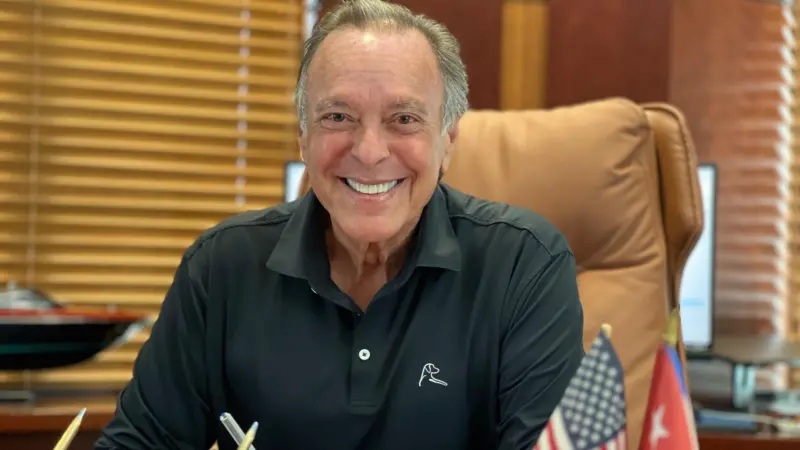 Magnate cubano desafía a Trump con incendiarios mensajes en vallas publicitarias en Miami