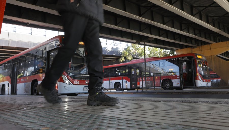 Paro de conductores de la empresa RBU Santiago afecta a 50 recorridos del sistema RED