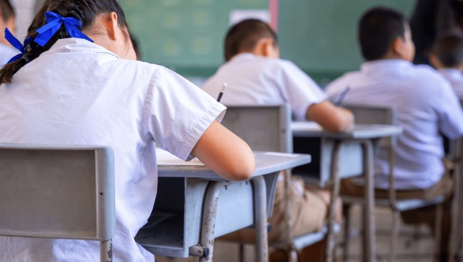 Gobierno de Bukele impone "medidas disciplinarias" como uniforme, pelo corto e higiene adecuado a estudiantes
