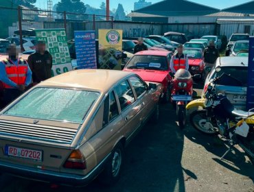 Aduanas y Carabineros incautan seis autos de colección de 1970, una motorhome y tres motos desde una empresa en Puerto Montt