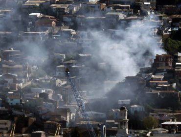 Incendio consume al menos dos viviendas en el cerro Toro de Valparaíso: Bomberos trabajan para controlar la propagación