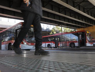 Paro de conductores de la empresa RBU Santiago afecta a 50 recorridos del sistema RED
