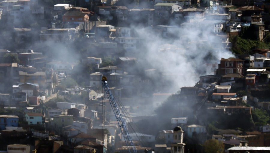 Incendio consumió al menos dos viviendas en el cerro Toro de Valparaíso: Bomberos trabajaron para controlar la propagación