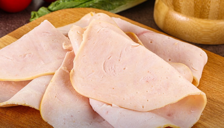 Polémica por rotulado: SERNAC oficia a Ariztía y Sopraval por "pechugas de pavo" con pollo