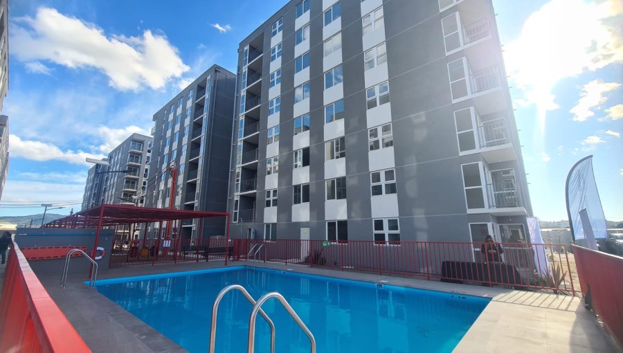 «Horcones»: Familias vulnerables de Casablanca reciben departamentos hasta con piscina en el centro de la comuna