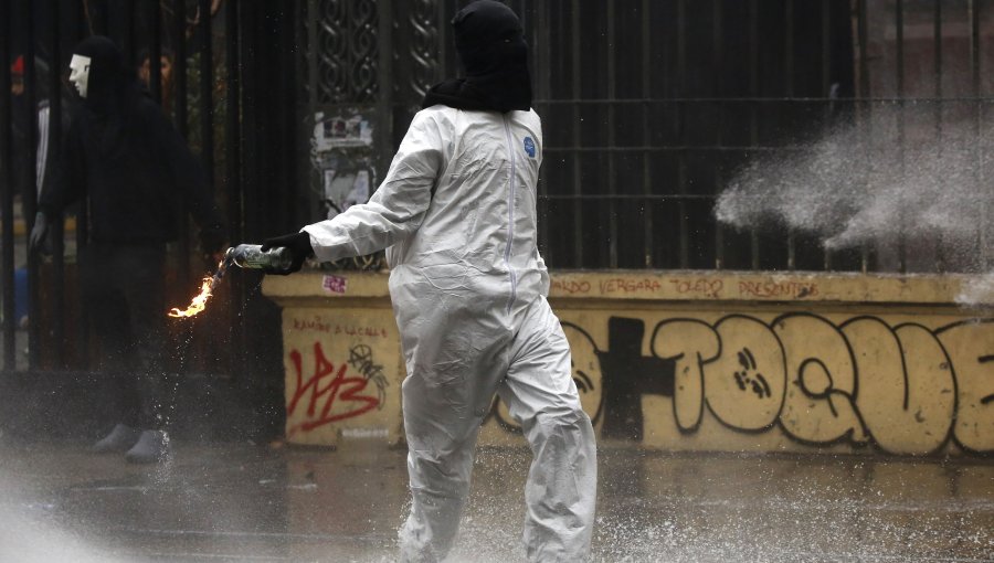 Encapuchados y overoles blancos lanzaron bombas molotov en inmediaciones del INBA y liceo Barros Borgoño en Santiago