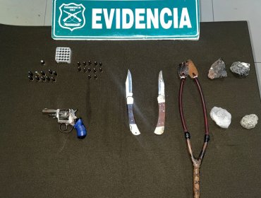Por porte de arma de fuego y municiones detienen a cinco ocupantes de un automóvil fiscalizado en la parte alta de Viña del Mar