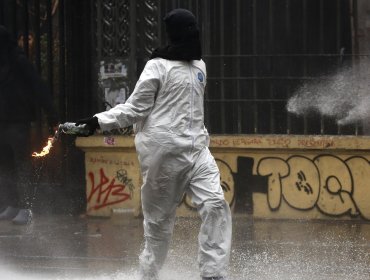 Encapuchados y overoles blancos lanzaron bombas molotov en inmediaciones del INBA y liceo Barros Borgoño en Santiago