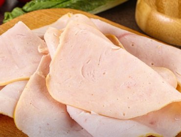 Polémica por rotulado: SERNAC oficia a Ariztía y Sopraval por "pechugas de pavo" con pollo