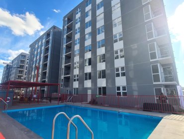 «Horcones»: Familias vulnerables de Casablanca reciben departamentos hasta con piscina en el centro de la comuna